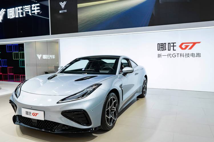 重庆304哪吒汽车在智能汽车领域的表现，领途汽车在新能源汽车市场中的影响力